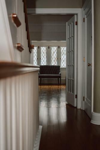 Hill Road Manor Bed & Breakfast