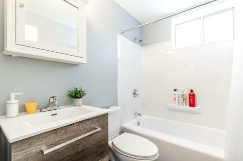 Stunning 1br - King Bed Apartment - Prime Location!