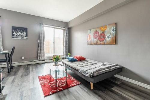 Bright & Cozy 1 King Br Apartment - Prime Location!