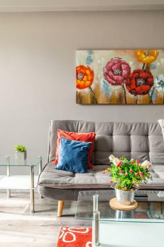 Bright & Cozy 1 King Br Apartment - Prime Location!