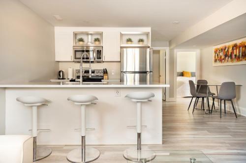 Entire 2 Bedroom Apartment Downtown Kw