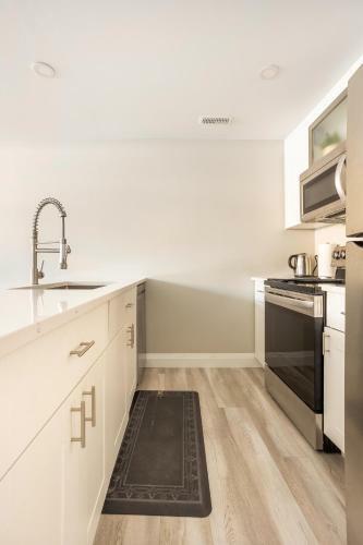 Entire 2 Bedroom Apartment Downtown Kw