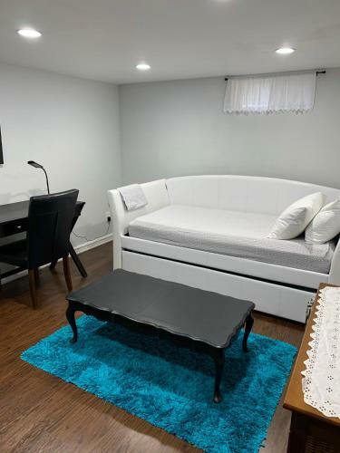 Basement Apartment/ Washer Dryer/ Um Backyard