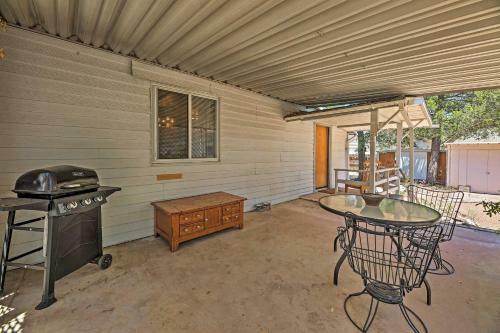 Updated Payson Retreat With Patio, Grill And Yard!