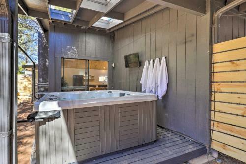 Modern-chic Payson Getaway With Private Hot Tub