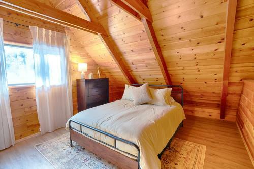 Cozy White Mountain Cabin Cabin