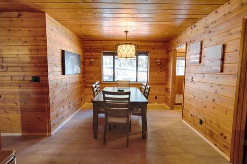 Cozy White Mountain Cabin Cabin