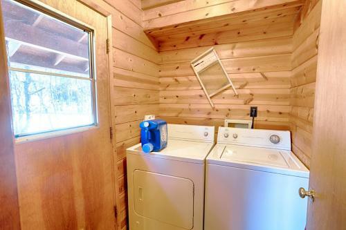 Cozy White Mountain Cabin Cabin