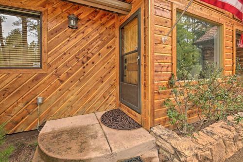 Lush Pinetop Retreat With Wooded Views And Deck!