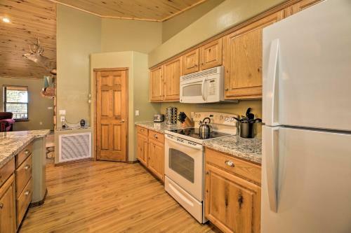 Scenic Show Low Cabin With Huge Deck And Grill!