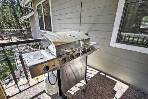 Idyllic Show Low Hideaway With Bbq And Fire Pit!