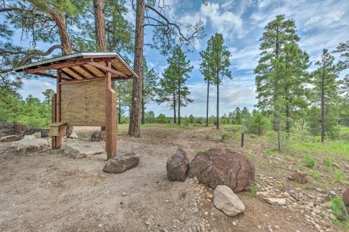 Rustic Show Low Cabin With Deck 3 Mi To Lake!