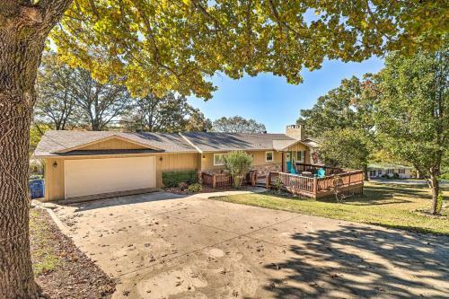 Family-friendly Lakeview Home With Private Yard