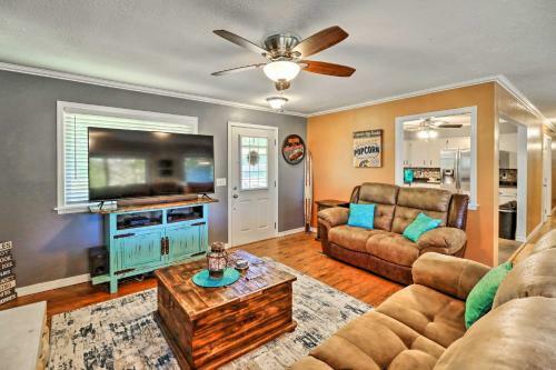 Family-friendly Lakeview Home With Private Yard