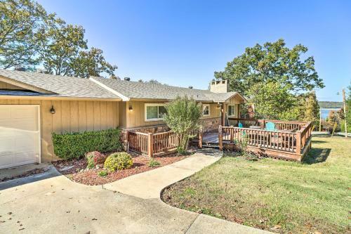 Family-friendly Lakeview Home With Private Yard