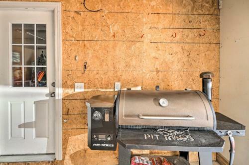 Family-friendly Lakeview Home With Private Yard