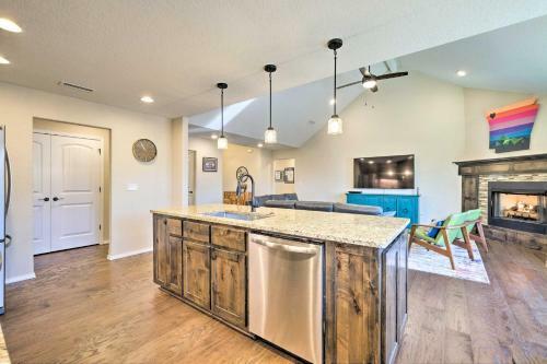 Modern Home With Deck, Bike To Back 40 Access!