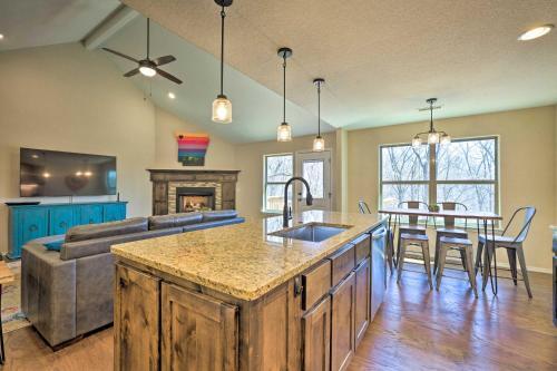 Modern Home With Deck, Bike To Back 40 Access!