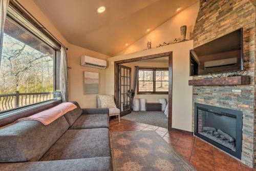 Sunset Bluff Treehouse On Bull Shoals Lake!