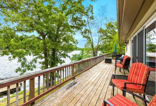 Cedar Shores - On The Lake!