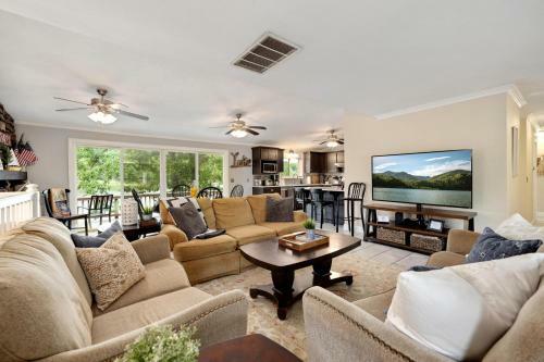 Cedar Shores - On The Lake!