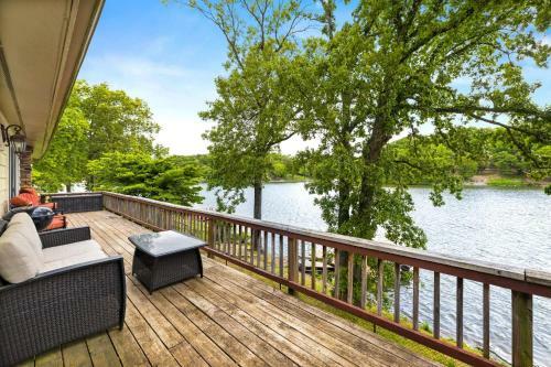 Cedar Shores - On The Lake!
