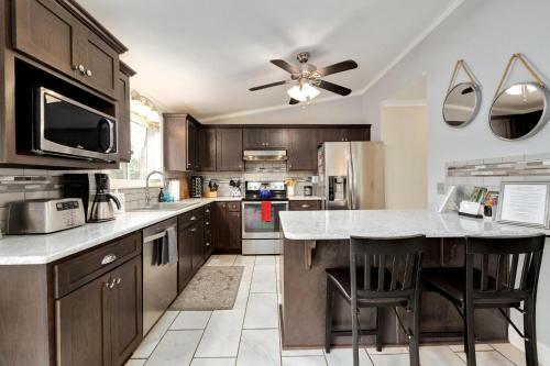 Cedar Shores - On The Lake!