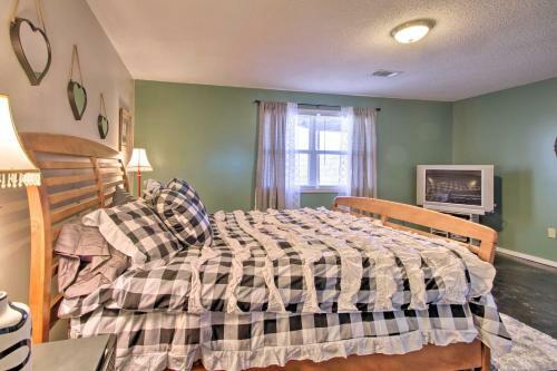 Large Cabin With Deck Overlooking Norfork Lake!