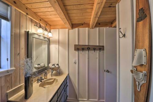 Scenic Greers Ferry Cabin With Deck And Fire Pit!