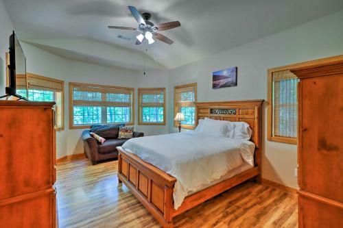 Lakefront Family Escape With Fire Pit And 2 Decks!