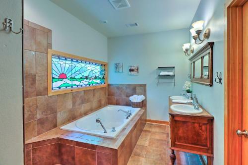 Lakefront Family Escape With Fire Pit And 2 Decks!