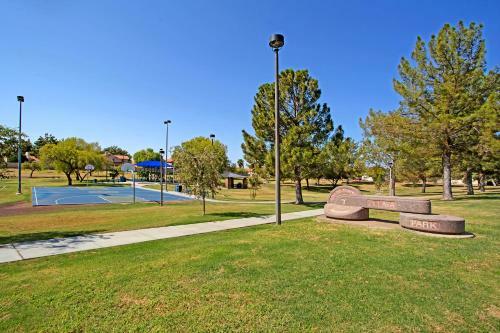 Dennis - Centrally Located 3br With Game Room