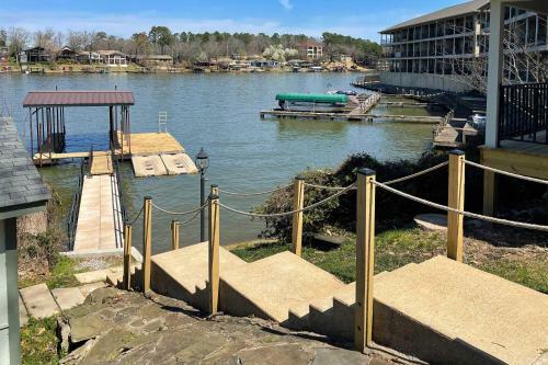 Waterfront Getaway With Dock On Lake Hamilton!