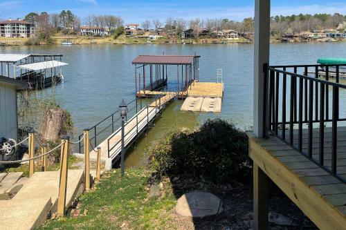 Waterfront Getaway With Dock On Lake Hamilton!
