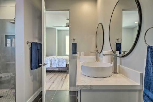 Modern Home With Private Hot Tub In Central Location