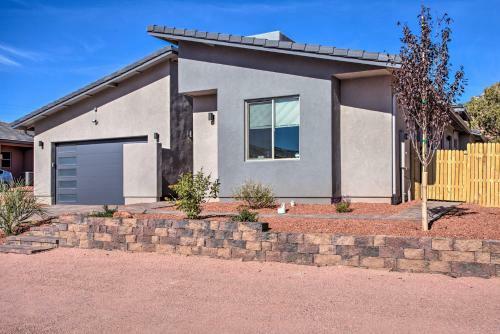 Modern Home With Private Hot Tub In Central Location