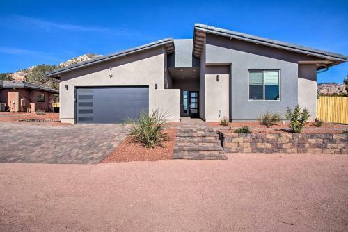 Modern Home With Private Hot Tub In Central Location