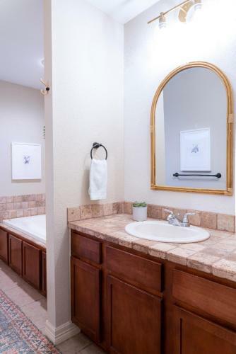 Spacious Cottage Getaway - Royal Beds, Fireplace