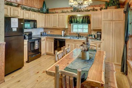 Secluded 2 Story Cabin Pool Wifi Smart Tvs