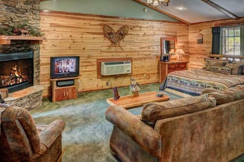 Secluded 2 Story Cabin Pool Wifi Smart Tvs