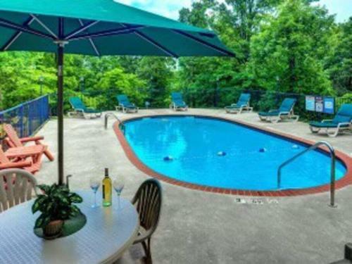 Secluded 1 Story Cabin Pool Wifi Smart Tvs