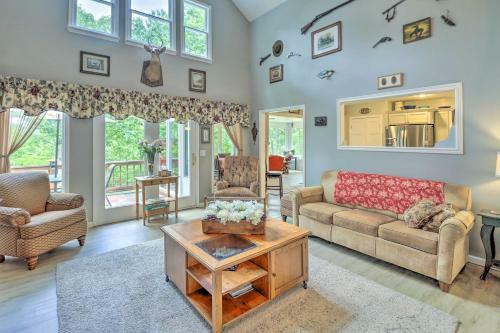 Charming Mountain Home Hideaway With Fire Pit!