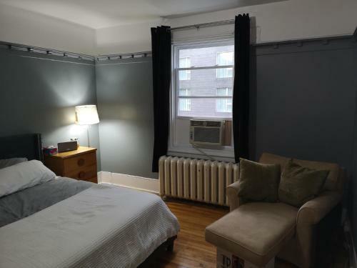 Room With King Bed In 3 Bedroom Downtown