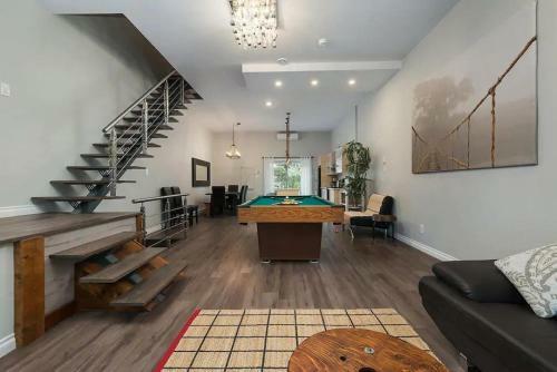 Spacious Townhouse With Rooftop Deck