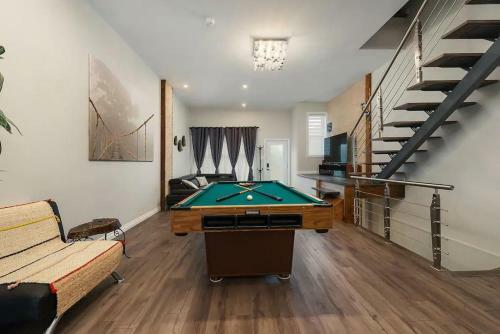 Spacious Townhouse With Rooftop Deck