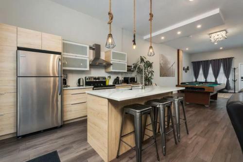 Spacious Townhouse With Rooftop Deck