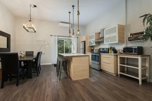 Spacious Townhouse With Rooftop Deck