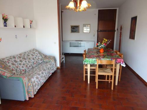 Apartment Near The Beach-pool-tv-ac