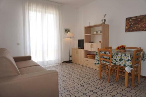 Beautiful Beachfront Apartment-pool-ac