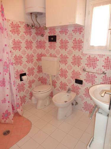 Beautiful Villa For Six People-pool-tv-ac